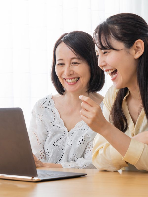 thebestオンラインショップ_thebestについて_ネットショッピングしている女性 thebestオンラインショップ_thebestについて_ネットショッピングしている女性
